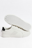 Tenis blancos casuales con contraste negro y perforaciones