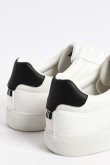 Tenis blancos casuales con contraste negro y perforaciones