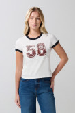 Camiseta cuello redondo crema college con contrastes