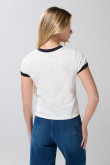 Camiseta cuello redondo crema college con contrastes