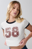 Camiseta cuello redondo crema college con contrastes