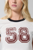 Camiseta cuello redondo crema college con contrastes