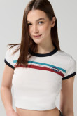 Camiseta crema con arte college, manga corta y contrastes