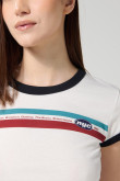 Camiseta crema con arte college, manga corta y contrastes