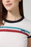 Camiseta crema con arte college, manga corta y contrastes