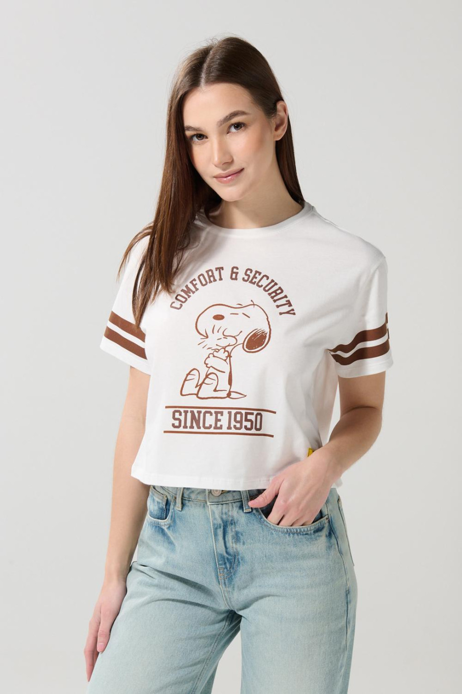 Camiseta crema clara crop top con estampado de Snoopy