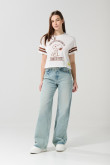 Camiseta crema clara crop top con estampado de Snoopy