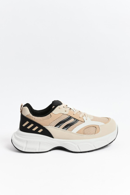 Tenis chunky deportivos en color gris y beige.