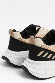 Tenis chunky deportivos en color gris y beige.