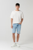 Bermuda en jean slim tiro bajo azul clara con rotos