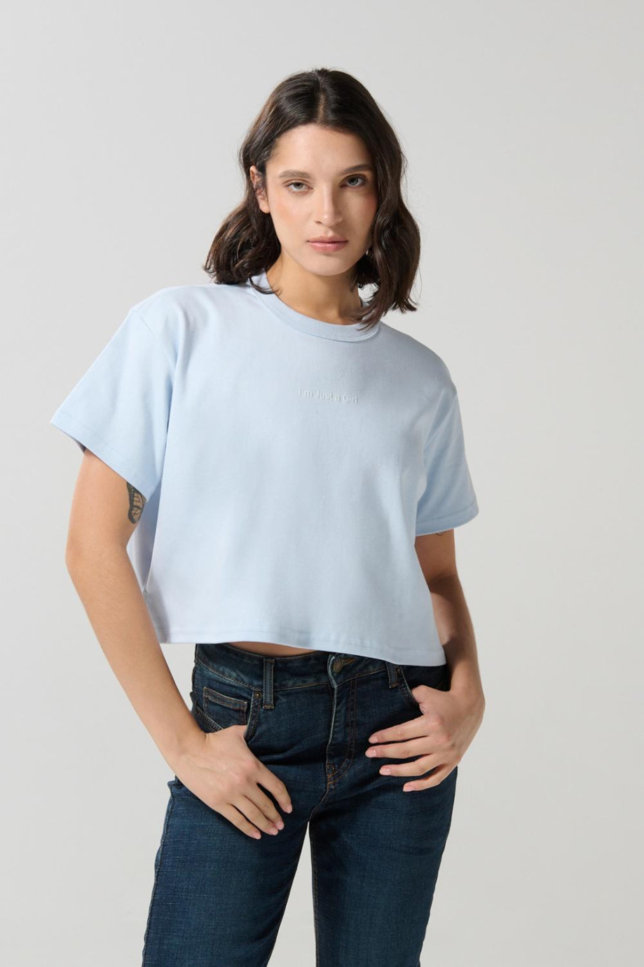 Camiseta unicolor crop top con texto minimalista