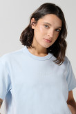 Camiseta unicolor crop top con texto minimalista