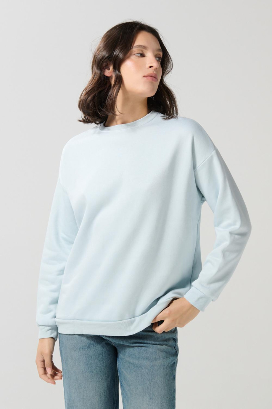 Buzo unicolor oversize con cuello redondo