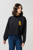 Buzo crop top cuello redondo para mujer, cuello y puños con rib, estampado en frente.