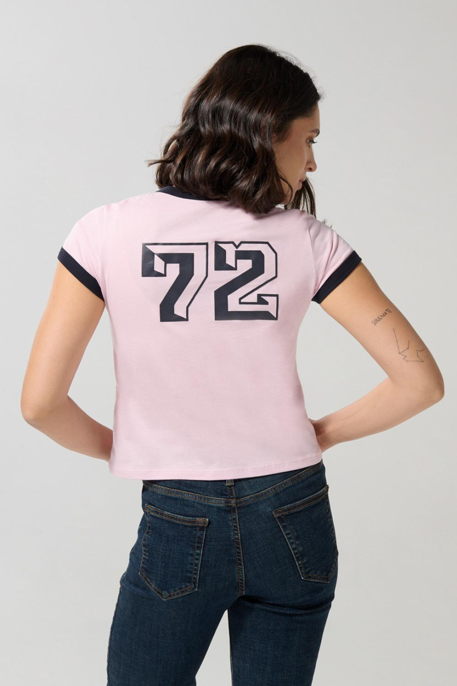 Camiseta cuello y puño en contraste femenina con arte estilo college