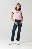Camiseta cuello y puño en contraste femenina con arte estilo college