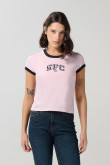 Camiseta cuello y puño en contraste femenina con arte estilo college