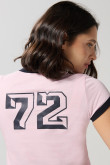 Camiseta cuello y puño en contraste femenina con arte estilo college