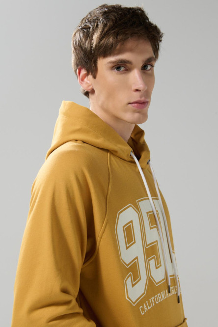 Buzo amarillo college con manga ranglan y capota
