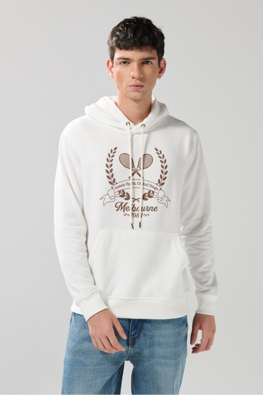 Buzo crema claro con diseño college y capota