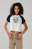 Camiseta manga ranglan corta crema con estampado college