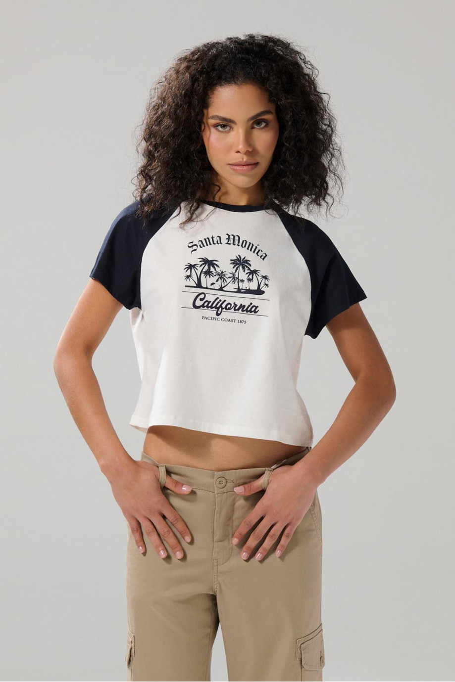 Camiseta manga ranglan corta crema con estampado college