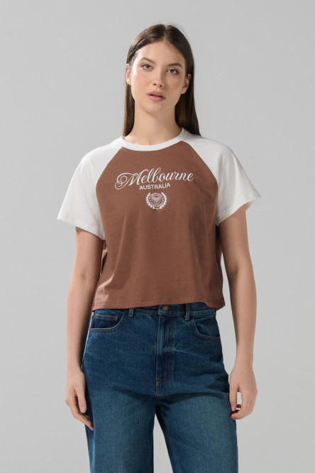 Camiseta café medio con manga ranglan y texto college