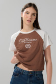 Camiseta café medio con manga ranglan y texto college