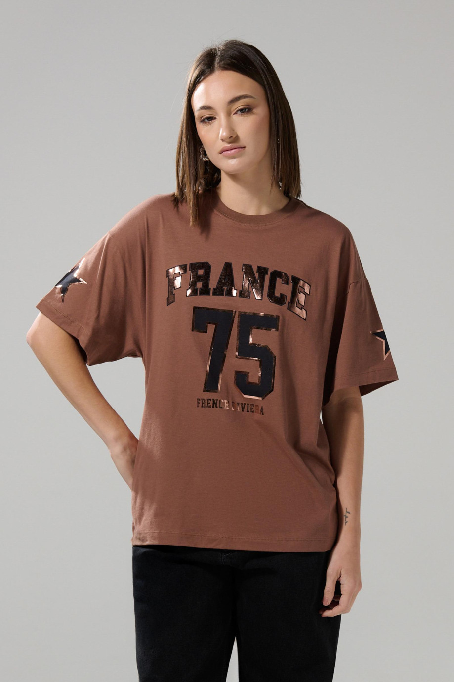 Camiseta oversize college café medio con cuello redondo