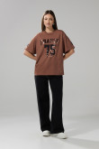 Camiseta oversize college café medio con cuello redondo