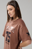 Camiseta oversize college café medio con cuello redondo
