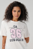Camiseta manga corta crema con arte college numérico