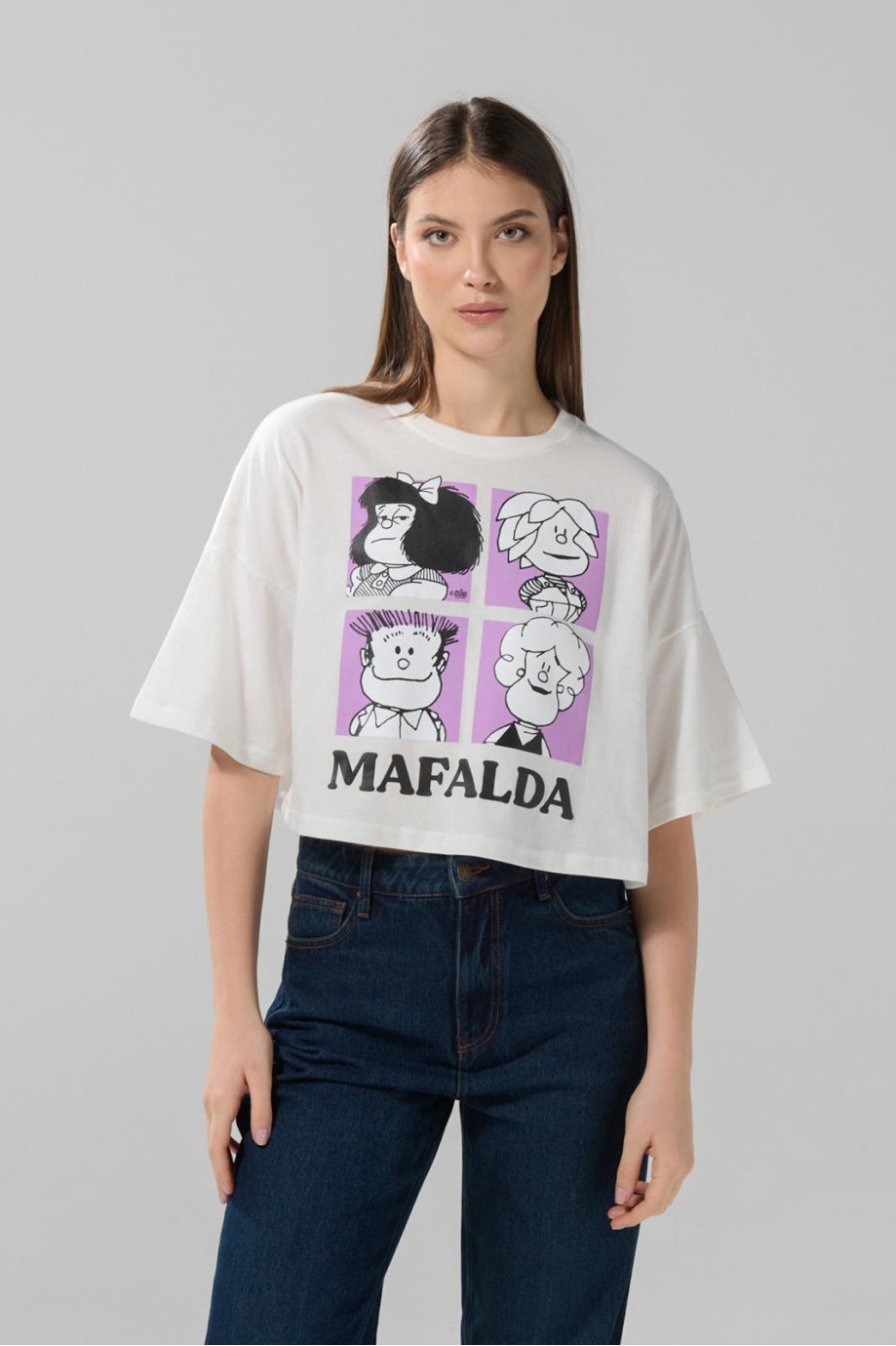 Camiseta crop top oversize crema con diseño de Mafalda