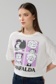 Camiseta crop top oversize crema con diseño de Mafalda