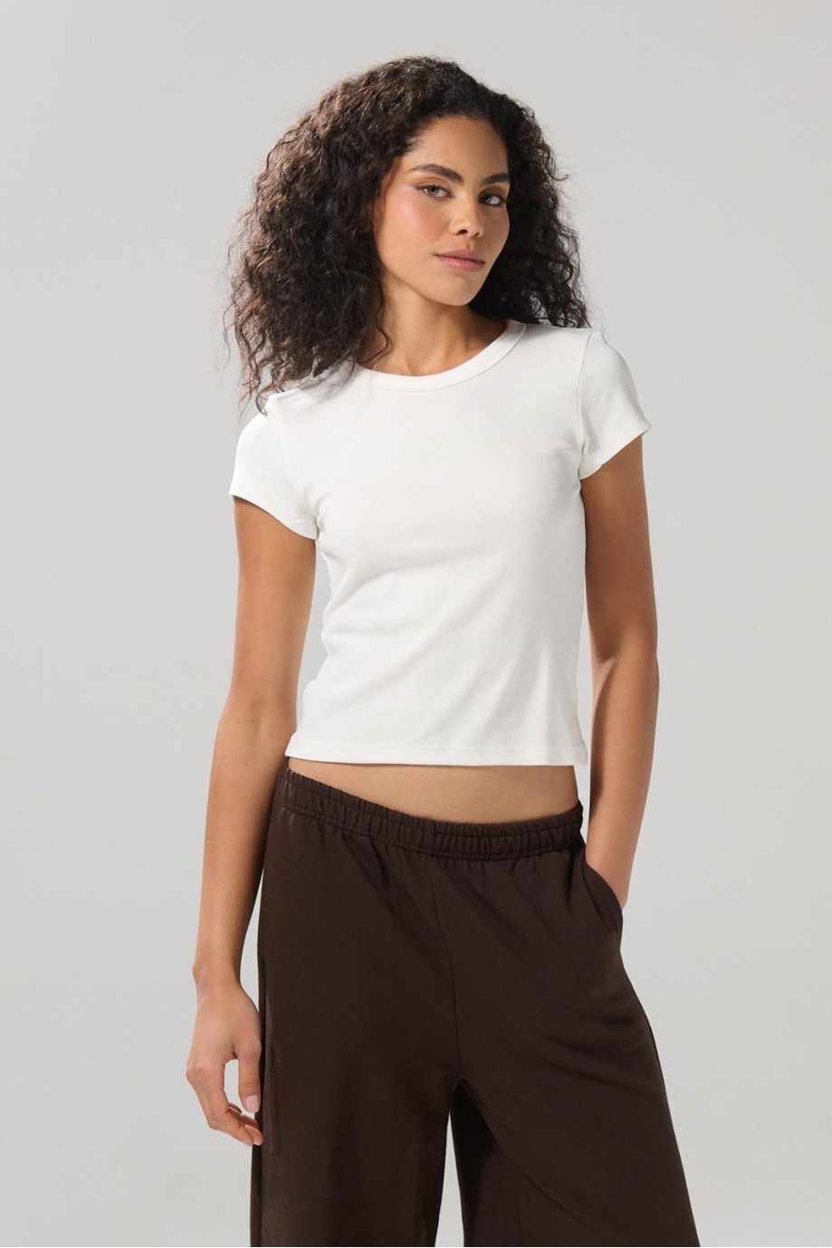 Camiseta en rib ceñida unicolor con cuello redondo