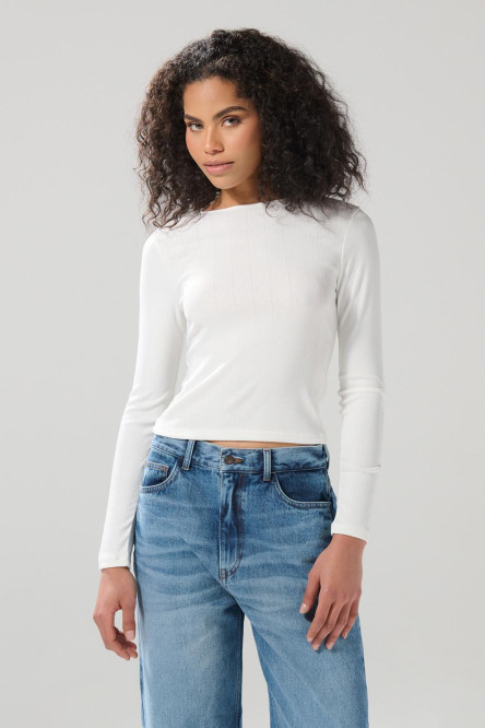 Camiseta blanca con texturas, manga larga y cuello redondo