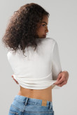 Camiseta blanca con texturas, manga larga y cuello redondo