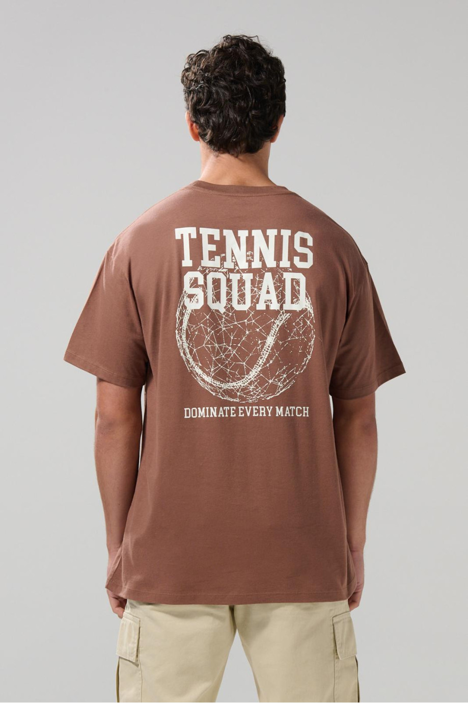 Camiseta café oversize cuello redondo con artes college