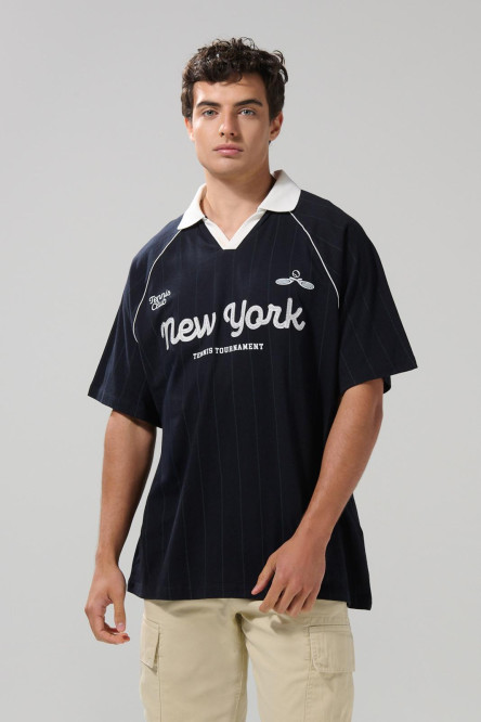 Camiseta azul intensa oversize college con cuello polo