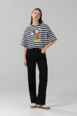 Camiseta a rayas oversize crema crop top con arte de Mickey