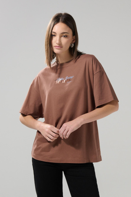 Camiseta café medio oversize manga corta con artes college