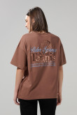Camiseta café medio oversize manga corta con artes college