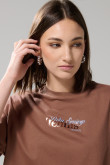 Camiseta café medio oversize manga corta con artes college