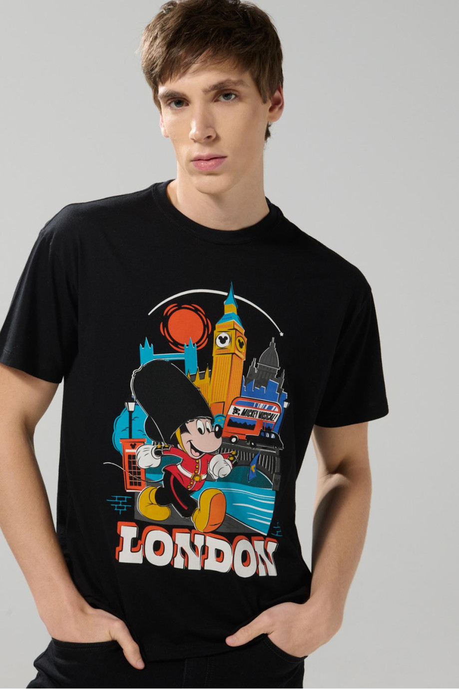 Camiseta cuello redondo negra con arte de Mickey