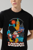 Camiseta cuello redondo negra con arte de Mickey