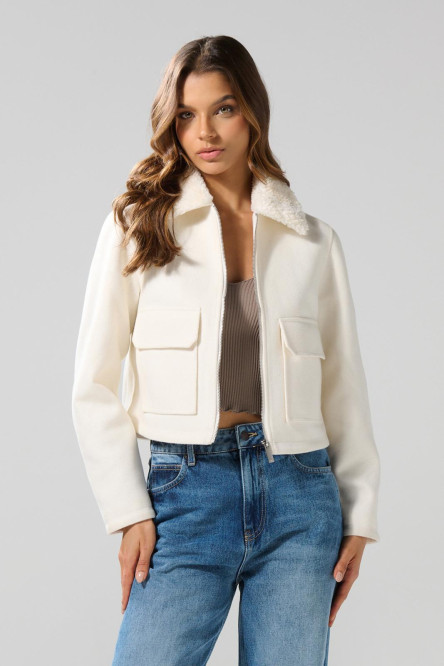 Chaqueta tipo crop  con apariencia   paño y cuello en sherpa