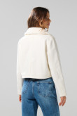 Chaqueta tipo crop  con apariencia   paño y cuello en sherpa