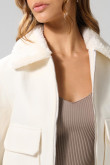 Chaqueta tipo crop  con apariencia   paño y cuello en sherpa