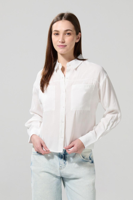 Blusa unicolor con cuello camisero, manga larga y charreteras