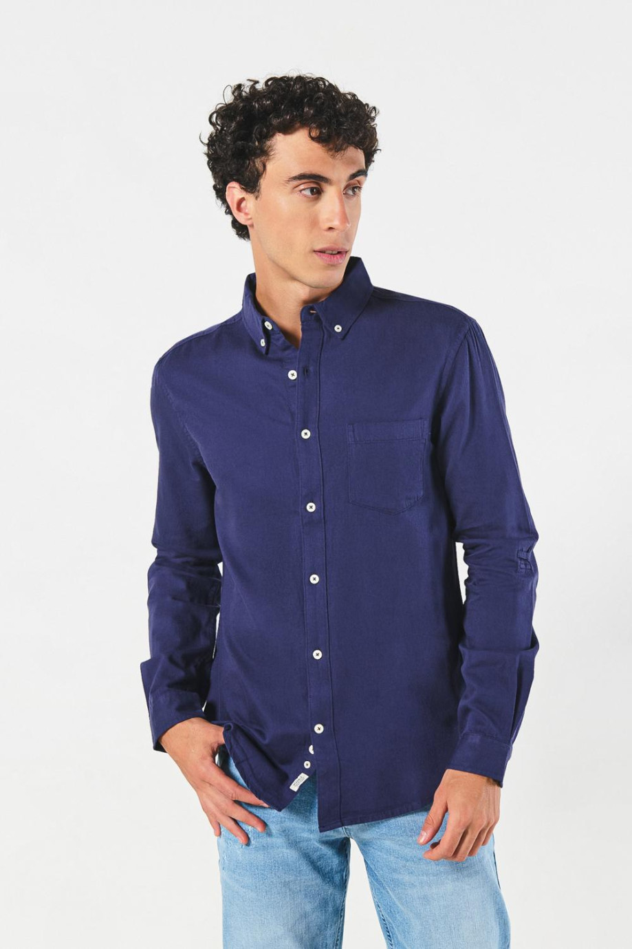 Camisa unicolor con cuello button down y bolsillo en frente